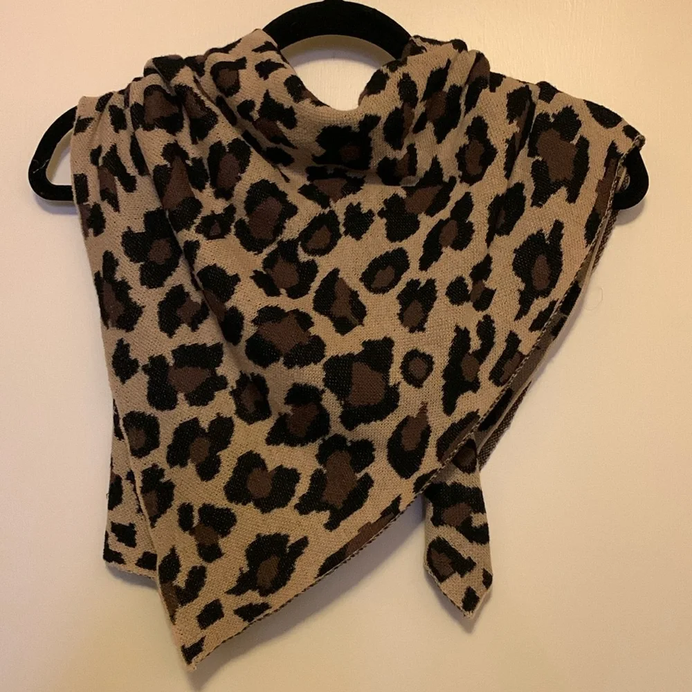 Leopard Scarf - Picture 1 of 2